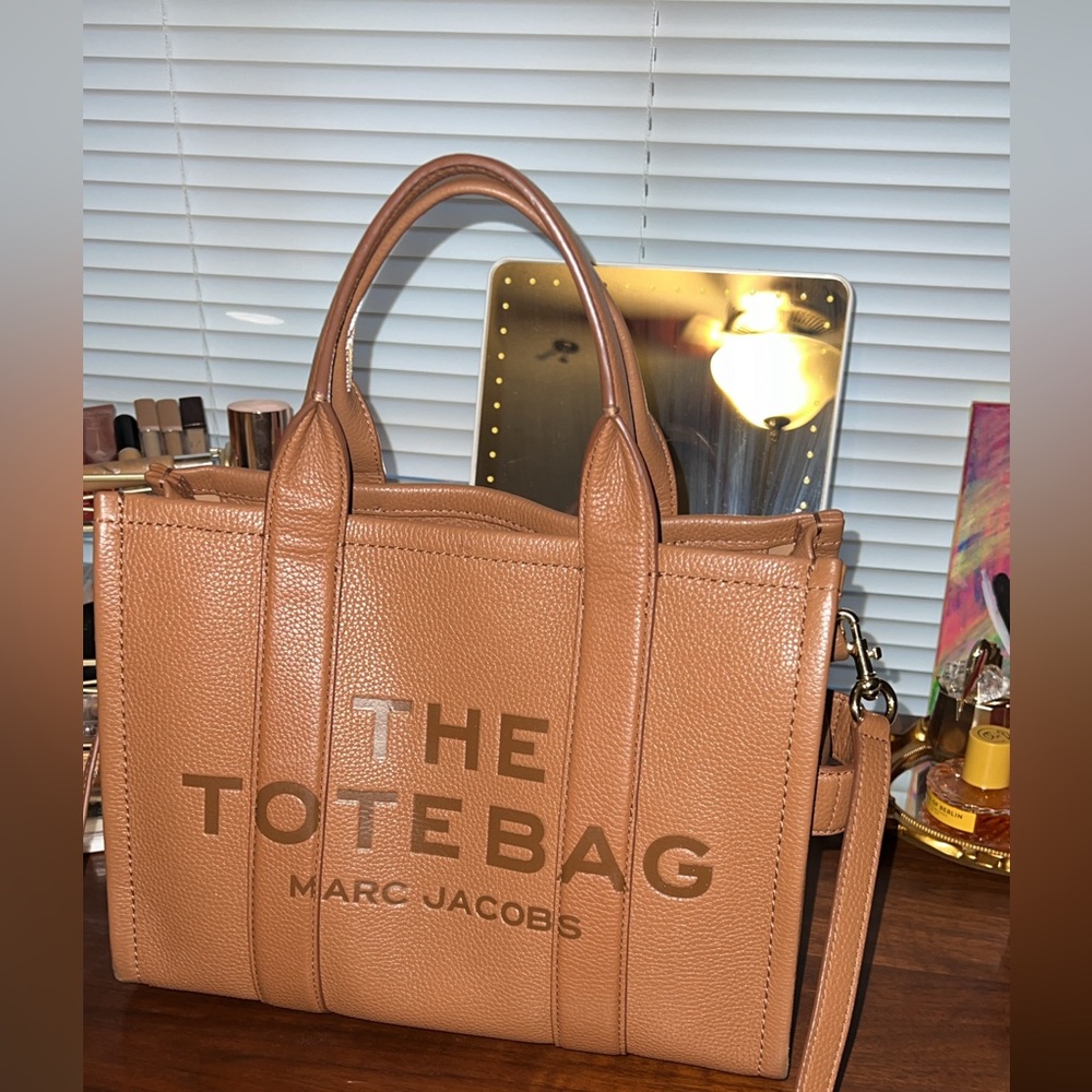 Authentic medium sized leather Marc Jacobs Tote Bag